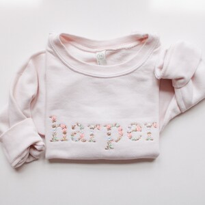 Aangepaste naam geborduurde peutersweater met ronde hals - Geborduurde naam, jeugdsweater, gepersonaliseerde naamsweatshirt Kindernaam sweatshirt