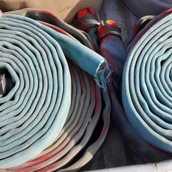 Stillgelegter Feuerwehrschlauch am Fuß - 4 bis 4,5 cm Durchmesser - 3 cm flach verschiedene Farben