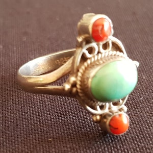 Zierlicher Tribalring aus Sterlingsilber mit 3 Steinen und filigraner Arbeit aus Jaipur, Indien