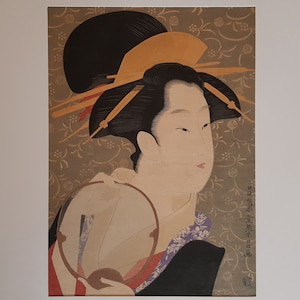 Xilogravura japonesa - reprodução - Chokosai Eisho - Bijinga. A garota da casa de chá, Yosoi, do Matsubaya, segurando um leque.