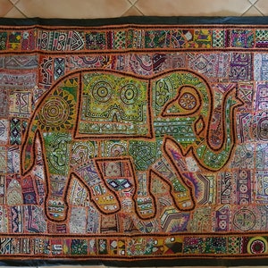Prachtige vintage handgeborduurde tribale olifant patchwork muur opknoping met spiegelwerk uit Rajasthan, India