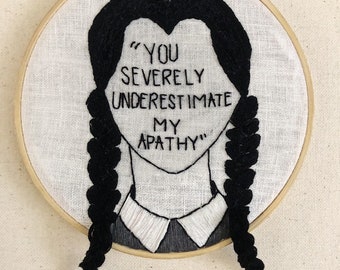Woensdag Addams vlechten en quote handborduurwerk