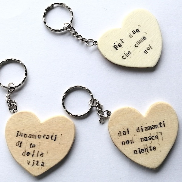 Portachiavi personalizzati bomboniere di legno con frasi canzoni film poesie regalo di San Valentino per amica mamma papà sorella fratello