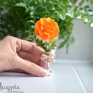 Mini felt marigold, felt flowers, teacher gift, mum mom gift, mothers day spring flowers, desk mate, flower decoration, wedding favors