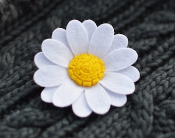 Felt daisy brooch, felt flower brooch, flower accessory, summer flowers, daisy