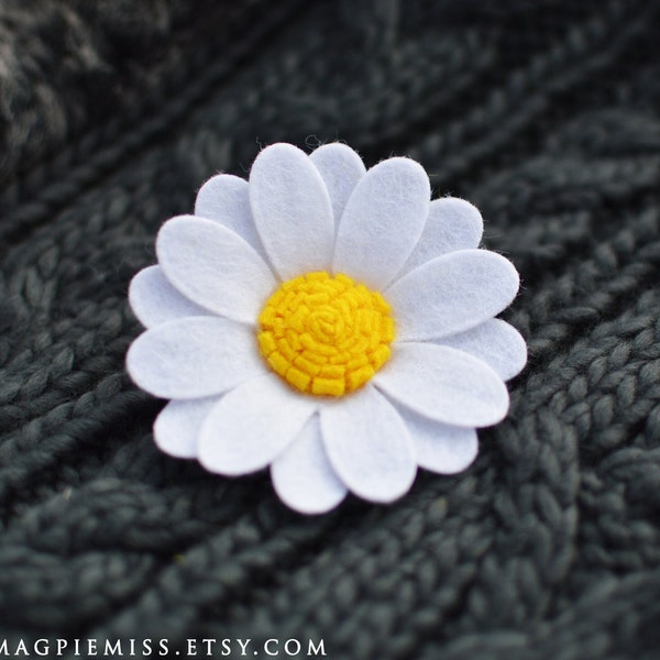 Felt daisy brooch, felt flower brooch, flower accessory, summer flowers, daisy