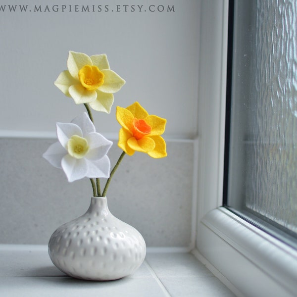 Daffodils felt flower bouquet, Mothers day spring flowers, felt flowers, mum mom gift, housewarming gift, flower decoration, desk mate