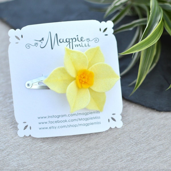 Daffodil hair clip, felt daffodil, St David's day Daffodil, mothers day, yellow wedding, flower hair accessory, yellow floral accessory