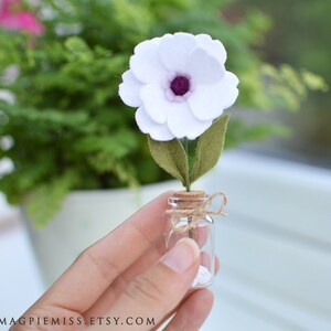 Mini felt butterfly ranunculus, felt flowers, mum mom gift, teacher gift, desk mate, flower decoration, Mothers day flowers