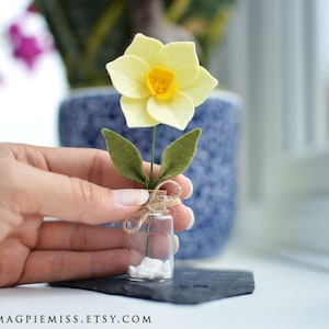 Mini felt daffodil, Mothers day spring flowers gift, mum gift, mum flowers, felt flowers, teacher appreciation gift, flower decoration