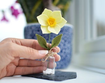 Personalised Daffodil Vase: Handmade felt flower thank you gift, plant pot, floral decor.