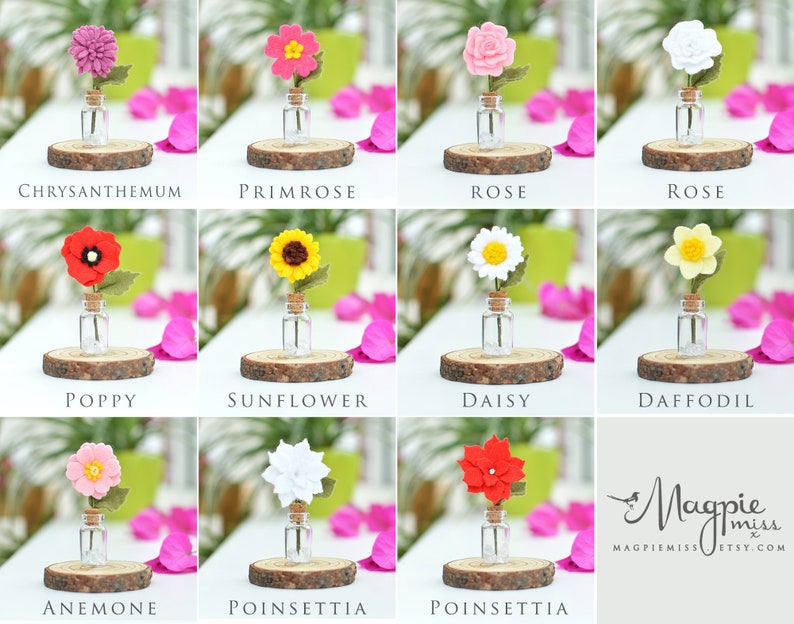 Pu&ograve; includere: Una collezione di fiori in feltro fatti a mano, ciascuno esposto in una piccola bottiglia di vetro con un tappo di sughero, posto su una fetta di legno. I fiori includono crisantemo, primula, rosa, papavero, girasole, margherita, narciso, anemone e stella di Natale. Il testo "CHRYSANTHEMUM", "PRIMROSE", "ROSE", "POPPY", "SUNFLOWER", "DAISY", "DAFFODIL", "ANEMONE" e "POINSETTIA" &egrave; visualizzato.
