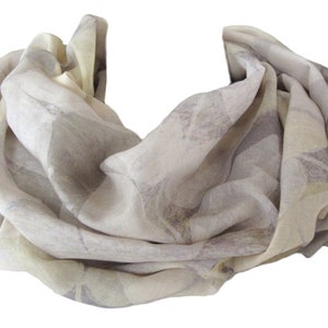 Damenschal Kaarina, sehr leichter, transparenter Schal mit Blättermotiv in Beige- und Grautönen, Geschenk für die Frau