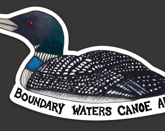Könnte beinhalten: Eine Schwarzweißillustration eines Seetaucher mit blauem und grünem Kopf. Der Seetaucher schwimmt im Wasser mit dem Text "Boundary Waters Canoe Area" darunter.