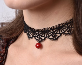 Czarny koronkowy choker z naturalnym kamieniem szlachetnym – gotycki naszyjnik w stylu wiktoriańskim, ręcznie robiona romantyczna biżuteria, regulowana obroża, delikatny i subtelny choker