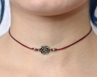 Feine schwarze Choker Halskette mit Rosen Anhänger – Gothic, Boho, Festival Schmuck für Frauen, Geschenk, Freundin, Geschenk, Rose Anhänger, Halsband