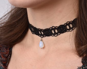 Czarny koronkowy choker z naturalnym kamieniem szlachetnym – gotycki naszyjnik w stylu wiktoriańskim, ręcznie robiona romantyczna biżuteria, regulowana obroża, delikatny i subtelny choker