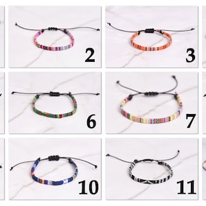 Peut inclure: Douze bracelets tiss&eacute;s color&eacute;s avec des cordons noirs r&eacute;glables. Les bracelets pr&eacute;sentent diff&eacute;rents motifs et couleurs, notamment le rouge, le bleu, le vert, le jaune et l'orange.