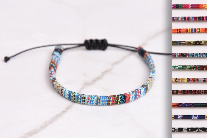Peut inclure: Un bracelet tiss&eacute; color&eacute; avec un cordon r&eacute;glable noir. Le bracelet est compos&eacute; de plusieurs couleurs, dont le bleu, le rouge, le jaune et le vert.