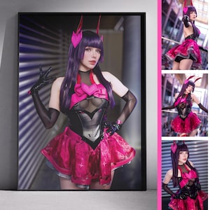 Könnte beinhalten: Ein Cosplay-Outfit bestehend aus einem schwarzen und magentafarbenen Oberteil mit herzförmigem Brustdetail, einem mehrlagigen magentafarbenen Rock und passendem Kopfschmuck. Das Set enthält schwarze, transparente Handschuhe. Text: OVERWATCH.