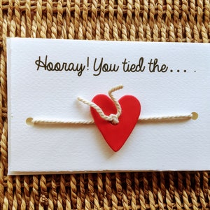 Hoera! Je hebt de knoop doorgehakt. Handgemaakte kaart voor Valentijnsdag/jubilea en bruiloften, enz. Gratis personalisatie beschikbaar.