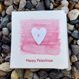 Herz aus weißem Ton. Handgemachte Karte zum Valentinstag/Jubiläum/Hochzeit etc