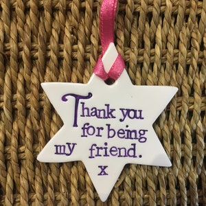 Handgemachter Dekorationsanhänger aus Ton &#39;Thank you for being my friend&#39;.