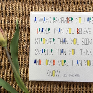 Rappelez-vous toujours que vous êtes plus courageux que vous ne le pensez, plus fort que vous ne le pensez, plus intelligent que vous ne le pensez et aimé plus que vous ne le pensez. Fait main.