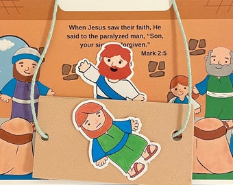 Può includere: Un'illustrazione di una scena della Bibbia, che rappresenta Gesù che guarisce un uomo paralizzato. L'immagine mostra Gesù in piedi in una stanza con una folla di persone, incluso l'uomo paralizzato. Il testo dice "Quando Gesù vide la loro fede, disse all'uomo paralizzato: "Figlio, i tuoi peccati ti sono perdonati." Marco 2:5"