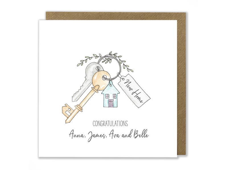 Puede incluir: Una ilustraci&oacute;n de acuarela de una llave de casa con una etiqueta que dice "Nuevo hogar". La llave est&aacute; unida a un anillo con un peque&ntilde;o amuleto de casa. El texto "Felicidades Anna, James, Ava y Belle" est&aacute; escrito debajo de la ilustraci&oacute;n.