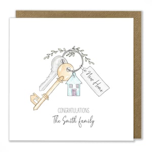 Puede incluir: Una tarjeta blanca con una ilustraci&oacute;n dibujada a mano de llaves y una casa con el texto "New Home" y "Congratulations The Smith family".