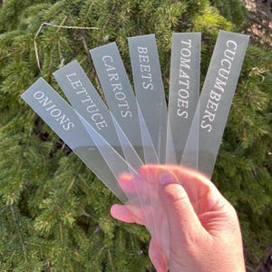 Jeu de 6 piquets de jardin personnalisés – Marqueurs de plantes en acrylique dépoli – Étiquettes personnalisées d'herbes et de légumes pour le jardin ou les pots