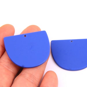 6 st+ matta akryl örhängesberlocker - D-format hänge - gummifärgsprutning - enfärgad blå färg - örhängesdetaljer - smyckestillbehör 35*29 mm A1340X