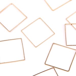 Puede incluir: Un conjunto de seis marcos cuadrados de metal de color dorado. Los marcos son todos del mismo tamaño y forma, y están dispuestos en un patrón aleatorio sobre un fondo blanco.