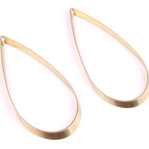 Puede incluir: Dos blanks para pendientes de forma de lágrima de color dorado. Los blanks están hechos de metal y tienen un acabado liso y pulido.