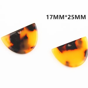 Puede incluir: Dos adornos de resina en forma de semicírculo con un patrón de caparazón de tortuga en tonos marrones, naranjas y amarillos. Cada pieza tiene un agujero en la parte superior para colgar. 17MM*25MM.