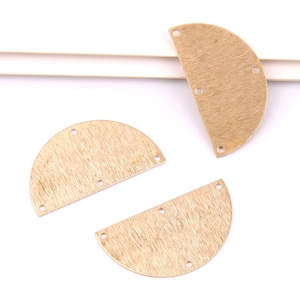 Puede incluir: Tres formas de medio círculo de metal dorado con acabado cepillado y agujeros para sujetar hallazgos de joyería.
