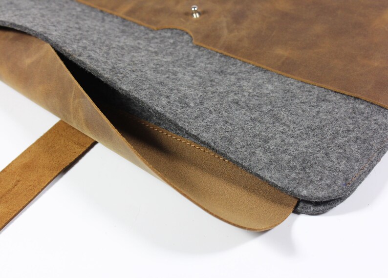 MacBook Case aus braunem Leder mit grauem Wollfilz Tasche f\u00fcr MacBook Pro handgefertigt aus Leder und Filz Made in Berlin