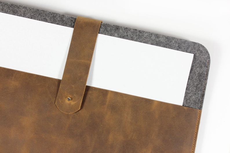 MacBook Case aus braunem Leder mit grauem Wollfilz Tasche f\u00fcr MacBook Pro handgefertigt aus Leder und Filz Made in Berlin