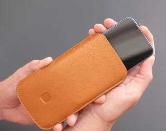 Handy Hülle aus orangefarbenem Leder // orangefarbenes iPhone Sleeve // hochwertige Leder Handyhülle // Leder Sleeve iPhone