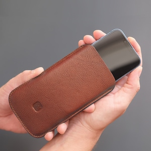Mobiele telefoonhoes van bruin leer // iPhone-hoes bruin // hoogwaardig leren telefoonhoesje // leren iPhone-hoes