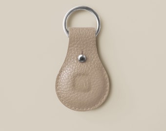 Leather Airtag case // Airtag case // Airtag pendant made of sand-colored leather for Airtags // Airtag keychain with initials