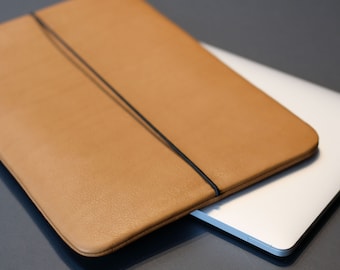 Notebook Hülle für das MacBook aus hellbraunem Leder / handgemacht in Berlin / braune MacBook Hülle aus Leder