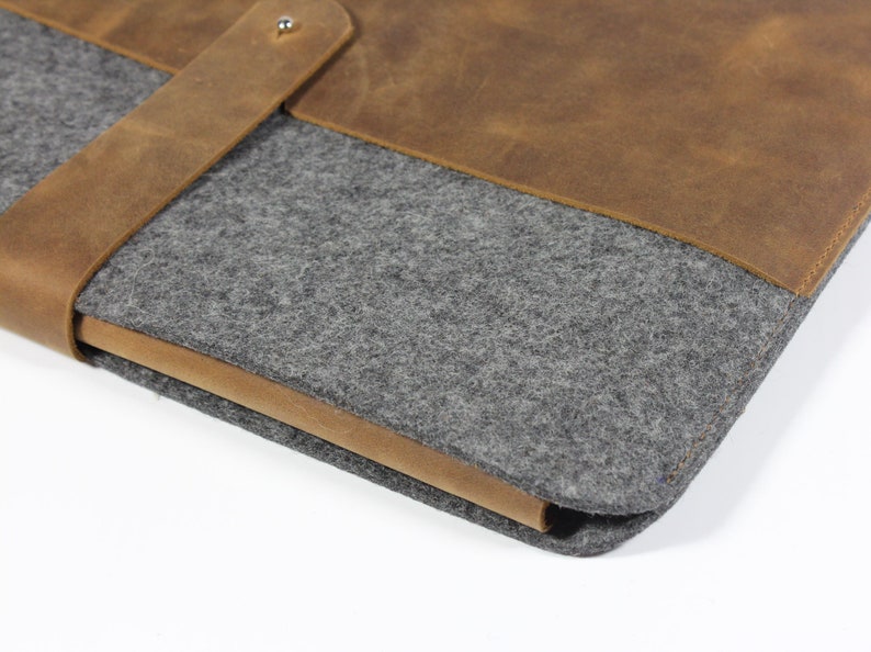 MacBook Case aus braunem Leder mit grauem Wollfilz Tasche f\u00fcr MacBook Pro handgefertigt aus Leder und Filz Made in Berlin