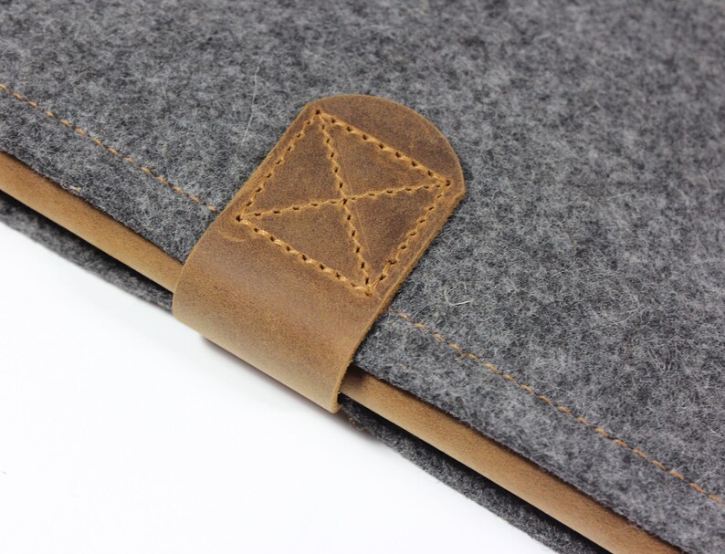 MacBook Case aus braunem Leder mit grauem Wollfilz Tasche f\u00fcr MacBook Pro handgefertigt aus Leder und Filz Made in Berlin