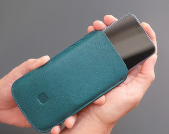 Handy Hülle aus petrolgrünem Leder // petrolfarbenes iPhone Sleeve // hochwertige Leder Handyhülle // Leder Sleeve iPhone