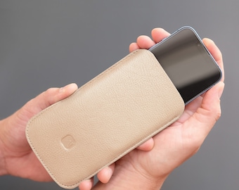 Mobile phone case made of sand-colored leather // cream-colored iPhone sleeve // high-quality leather mobile phone case // leather sleeve iPhone