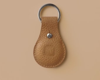 Leather Airtag case light brown // Airtag case // Airtag pendant made of light brown leather for Airtags // Airtag keychain with initials