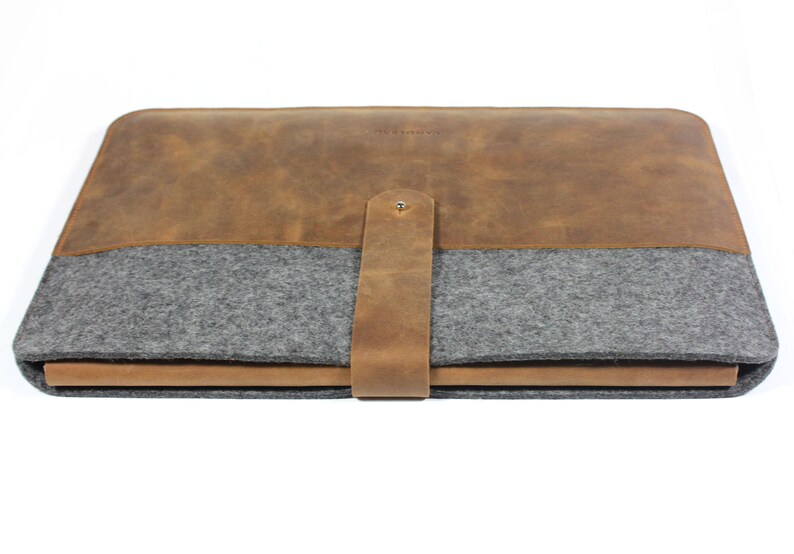 MacBook Case aus braunem Leder mit grauem Wollfilz Tasche f\u00fcr MacBook Pro handgefertigt aus Leder und Filz Made in Berlin