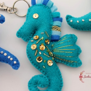 Handmade Felt Seahorse Keychain, Ocean Gift, Beach Bag Charm, Sea Life Accessory, Summer Decor, Coastal Gift, Cute Felt Animal